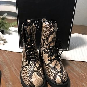 Women’s boots size 6
